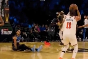 太横了！布伦森单打晃倒布莱克撤步三分再进！再次献吻赌城！