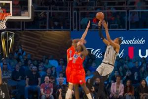 玩不玩啊？？？文班重心都没站稳 极限后仰中投空心入网！