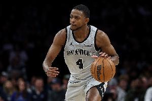 稳健控场！福克斯15中8拿到22分4助2断1帽 三分7中3