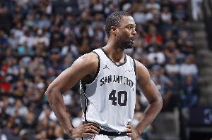 有点懵！巴恩斯首节8投2中仅得4分1板1断 三分球6中0没找到筐