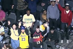 差点就能见到偶像了！NBA杯西决场边惊现詹姆斯球迷