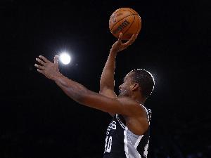 命中率差一半还多！首节雷霆三分10投3中 马刺三分14中2