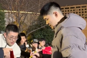 这才是优质偶像的标杆！胡金秋赛后依次为球迷签名合影