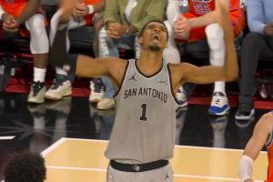 很稳！马刺领先3分点球战术成功 切特2罚1中 文班怒吼庆祝！