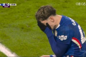 致敬穆德里克？加纳乔单刀离谱打飞，怒捶两下草皮+捂脸+念念有词