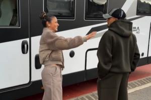 29岁生日圆梦妻子送拉菲尼亚房车当礼物，后者一脸不可置信