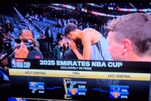 说什么悄悄话呢~文班赛后和保罗耳语 随后两人击掌庆祝胜利