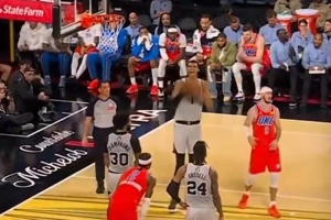 霍姆格伦关键罚丢 文班亚马在旁边振臂高呼