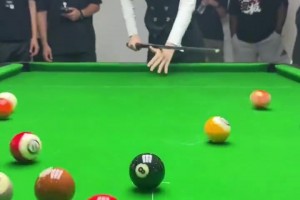 惊呆了！哈登被美女裁判的台球技术所折服，为其送上了签名球鞋！