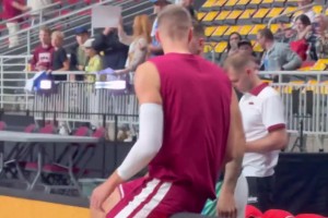 都聊啥呢？波尔津吉斯赛前与东契奇友好交流了一番！