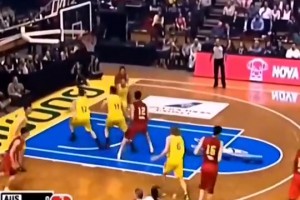 周琦18岁打澳大利亚竟有这表现！狂帽澳大利亚 后卫式持球进攻