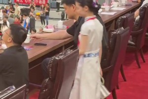 姚明出席姚基金慈善赛，怎么坐着比站着的礼仪小姐姐还高