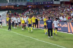 C罗离场时把亚军奖牌递给了场边的记者小姐姐