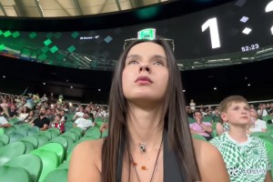 WTF！如此胸怀大志的美女竟然在看足球比赛，看得真专注啊