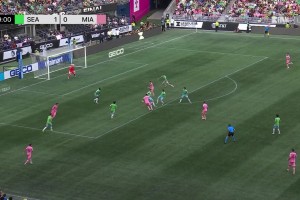 错失良机！梅西禁区内单刀爆射上了看台，这看着情绪有点起伏啊！