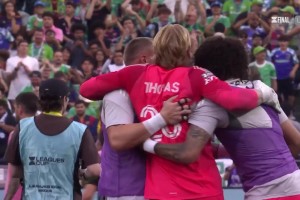 联盟杯爆发大规模冲突！苏亚雷斯劝架无果，梅西中圈观望