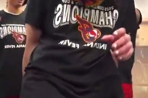 赛季报销了！克拉克此前庆祝夺冠时 被队友从身后顶了一下