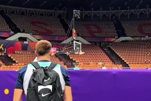 起猛了！老詹突然出现在球馆，和国青球员一起训练