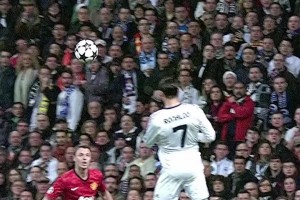 慢动作欣赏C罗面对曼联的这粒头球！膝盖和埃弗拉的头部一样高