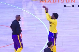 布朗尼热身投篮，詹姆斯走过来：你妈叫你了，快去！