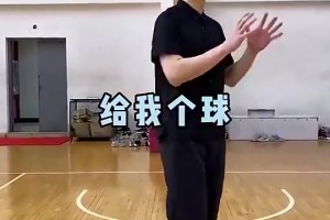 这么幽默！王哲林此前搞笑视频：如何在篮球场撩妹