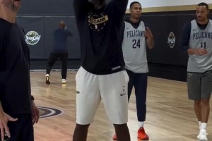 锡安现在真是瘦成一道闪电了，新赛季突破时还有冲击力么？