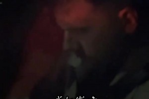 东契奇的生活也是很无聊的，独自在兰博基尼里刷手机