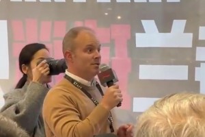 外国球迷用中文提问杨瀚森：你觉得在NBA训练和在山东有何区别