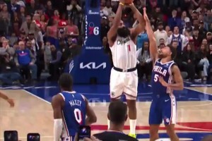 居然不吹犯规吗？哈登最后时刻这记三分，很明显被打到手肘了呀！