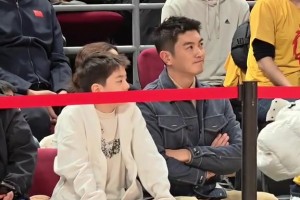 杜江带儿子嗯哼来现场观看中国男篮vs韩国男篮的比赛...