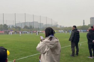 这歌声打几分！？现场实拍：天津女球迷场边唱歌助威老甲A！