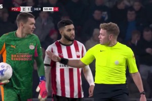 有违例吗？荷甲球员主罚点球跳步停顿骗过门将，点球轻松罚进！