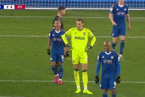 超远神仙球！莱斯特城球员伊萨哈库中场无敌吊射破门！