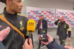 幽默记者：萨拉赫，你想接受采访吗？萨拉赫：连续两周？不了