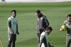 良师益友！阿隆索与维尼修斯玩传球+聊天