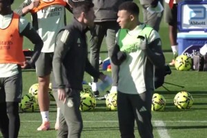 皇马训练，阿隆索与姆巴佩聊天，姆总这傲娇的小表情